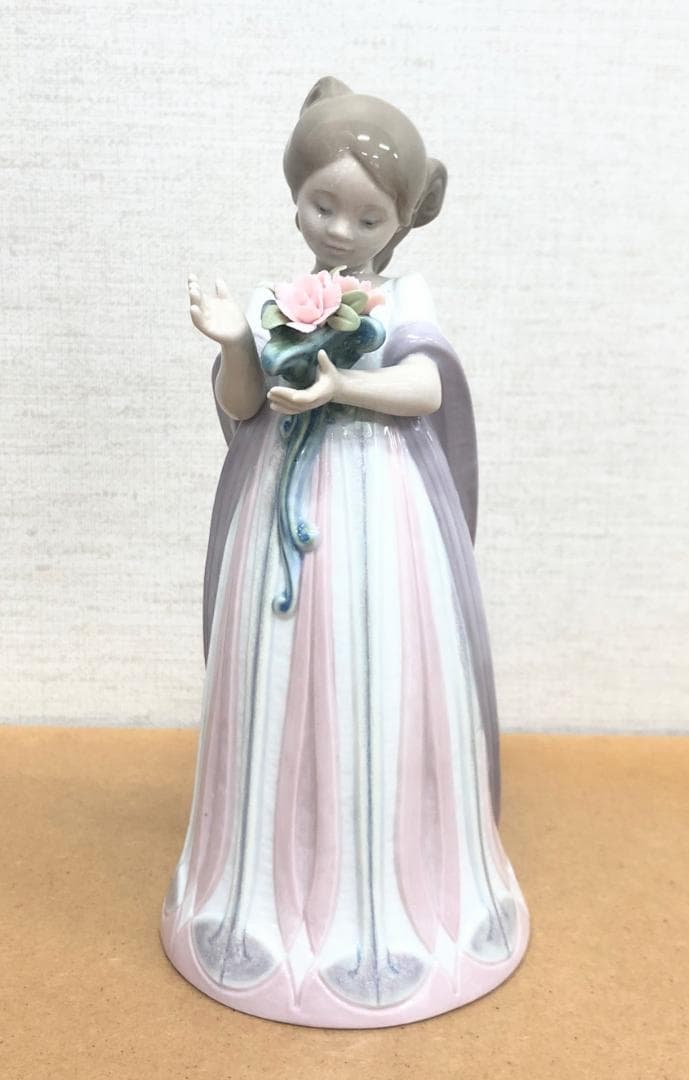 リヤドロ■花束を抱きしめている少女　磁器人形　フィギュア　置物　メルヘンチック