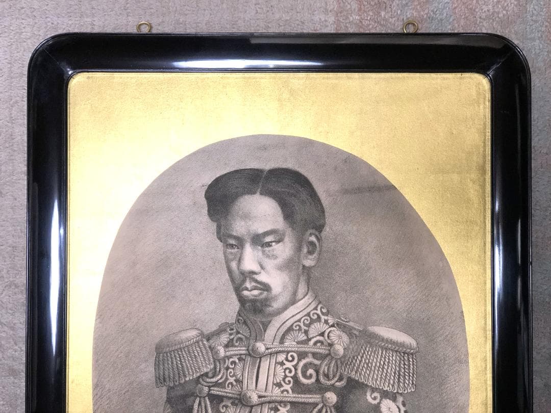 【 明治天皇御真影 】　木彫漆額　72×53ｃｍ　明治廿八年乙未　桐箱入り