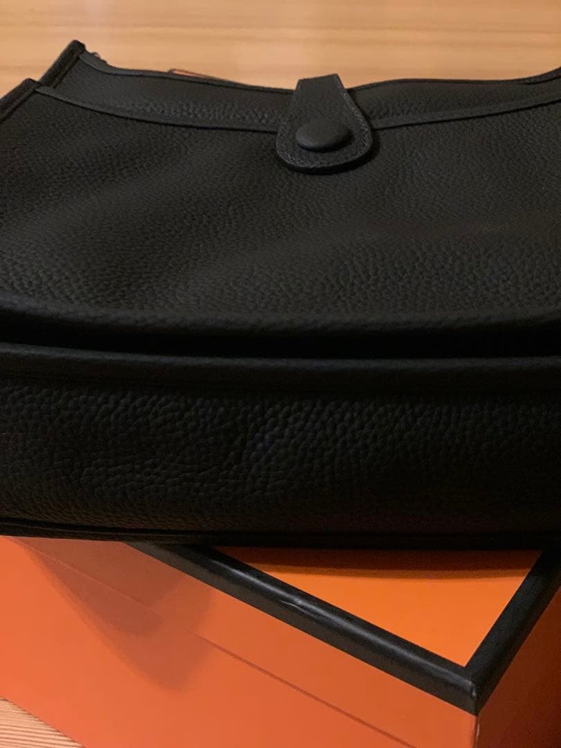 Hロゴ Hパンチング ショルダーバッグ ストラップ 高級革 ブラック
