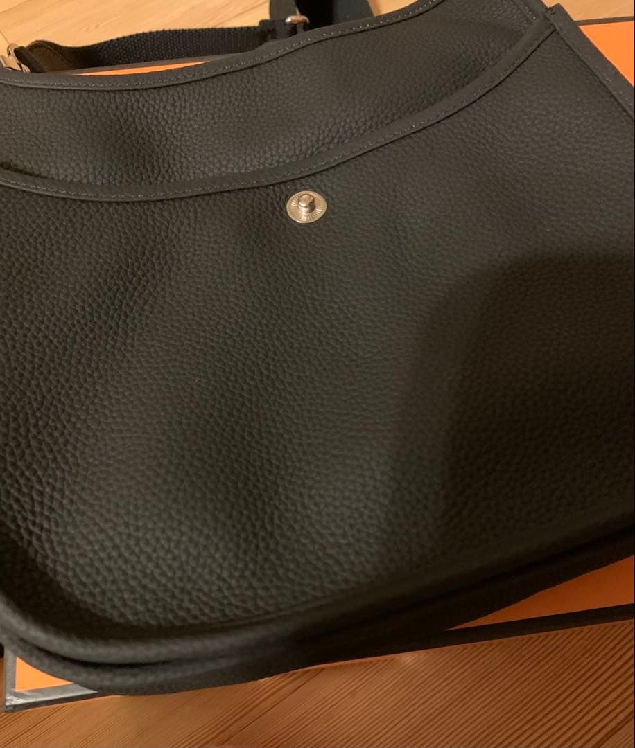 Hロゴ Hパンチング ショルダーバッグ ストラップ 高級革 ブラック