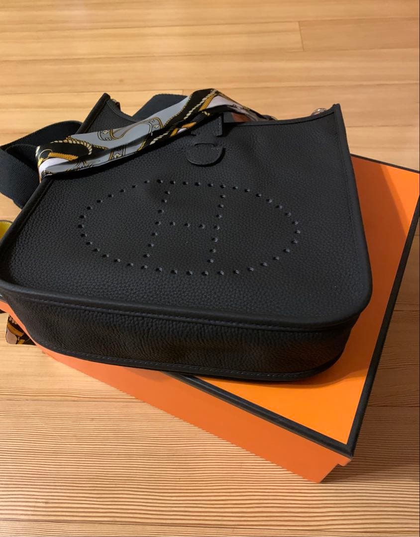 Hロゴ Hパンチング ショルダーバッグ ストラップ 高級革 ブラック