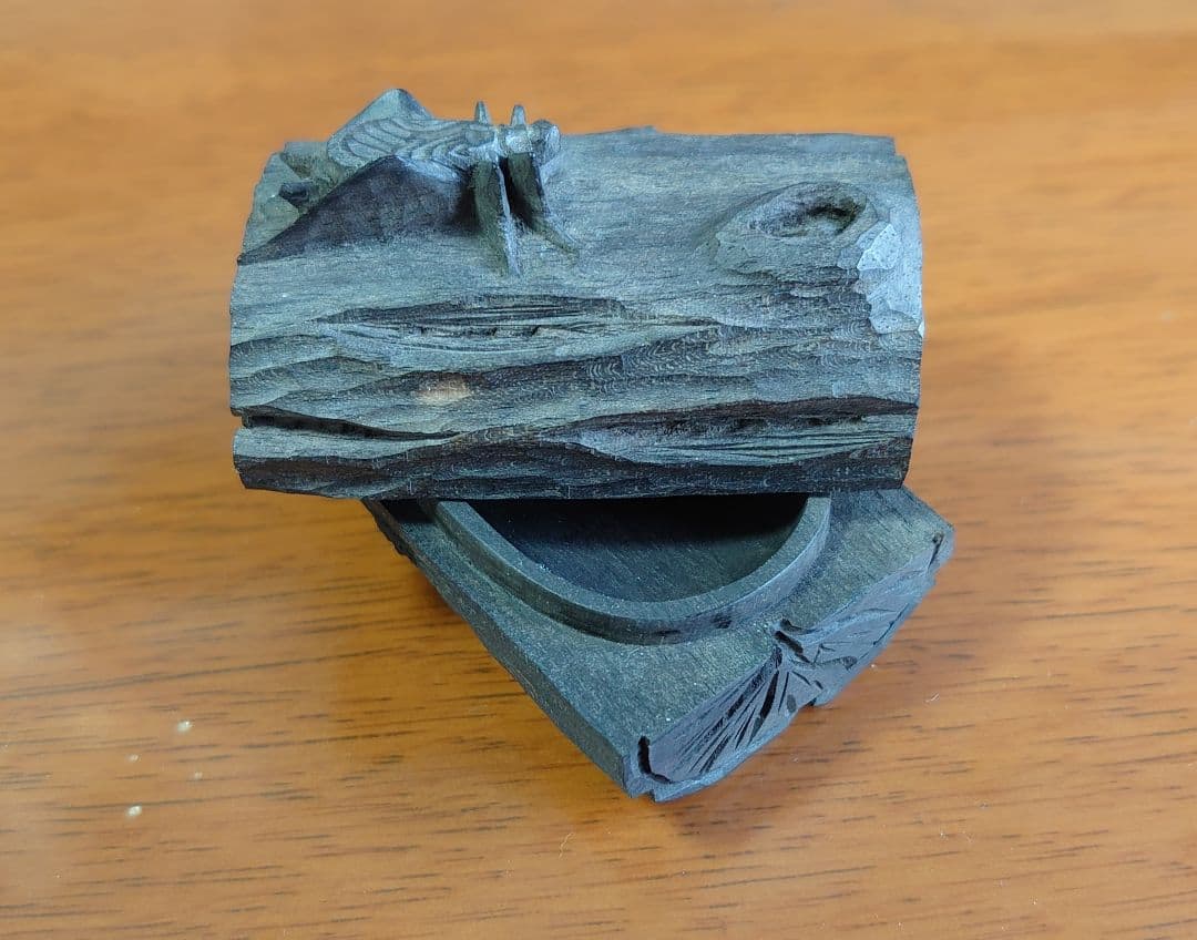 小玉治朗 「炭に鈴虫」黒柿 木彫香合 茶道具 共箱付き