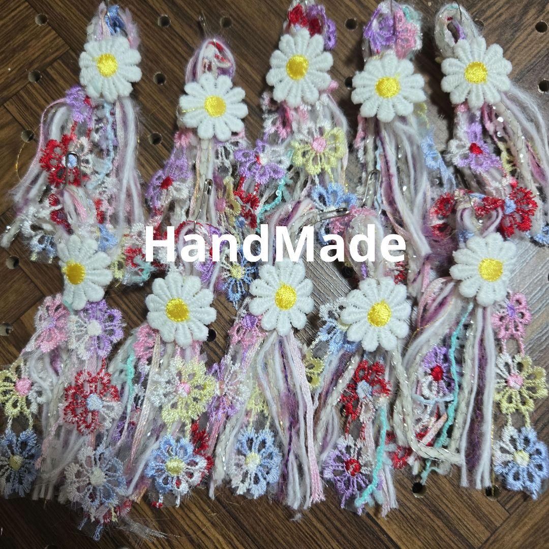 いちごパフェ☆様✨専用ハンドメイドふわふわ小さいタッセルチャーム約８×4cm T