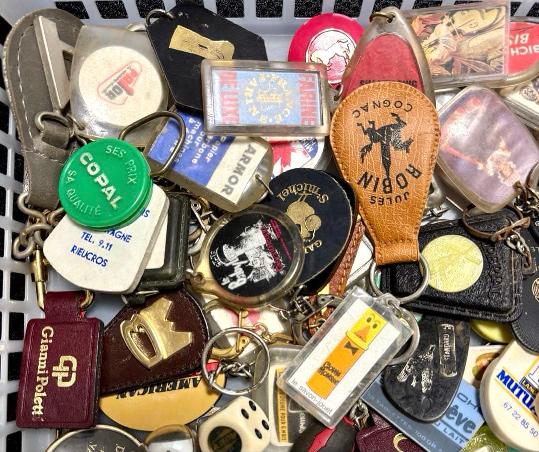 959【お得な100個!】ヴィンテージ フランス フレンチ キーホルダー