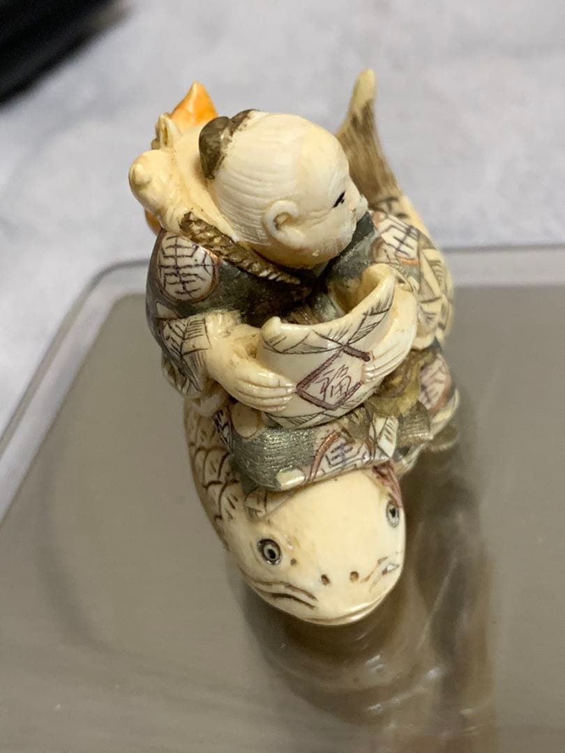 天然素材根付けアンティーク品寿老人と魚彫ってます。