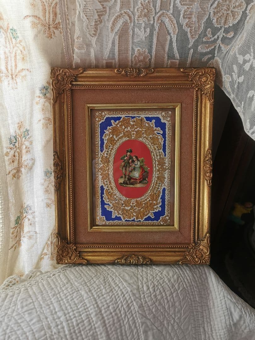 アンティーク 薔薇の花籠を持つカップルと犬 エンボス金彩 麻布ガラス金彩フレーム