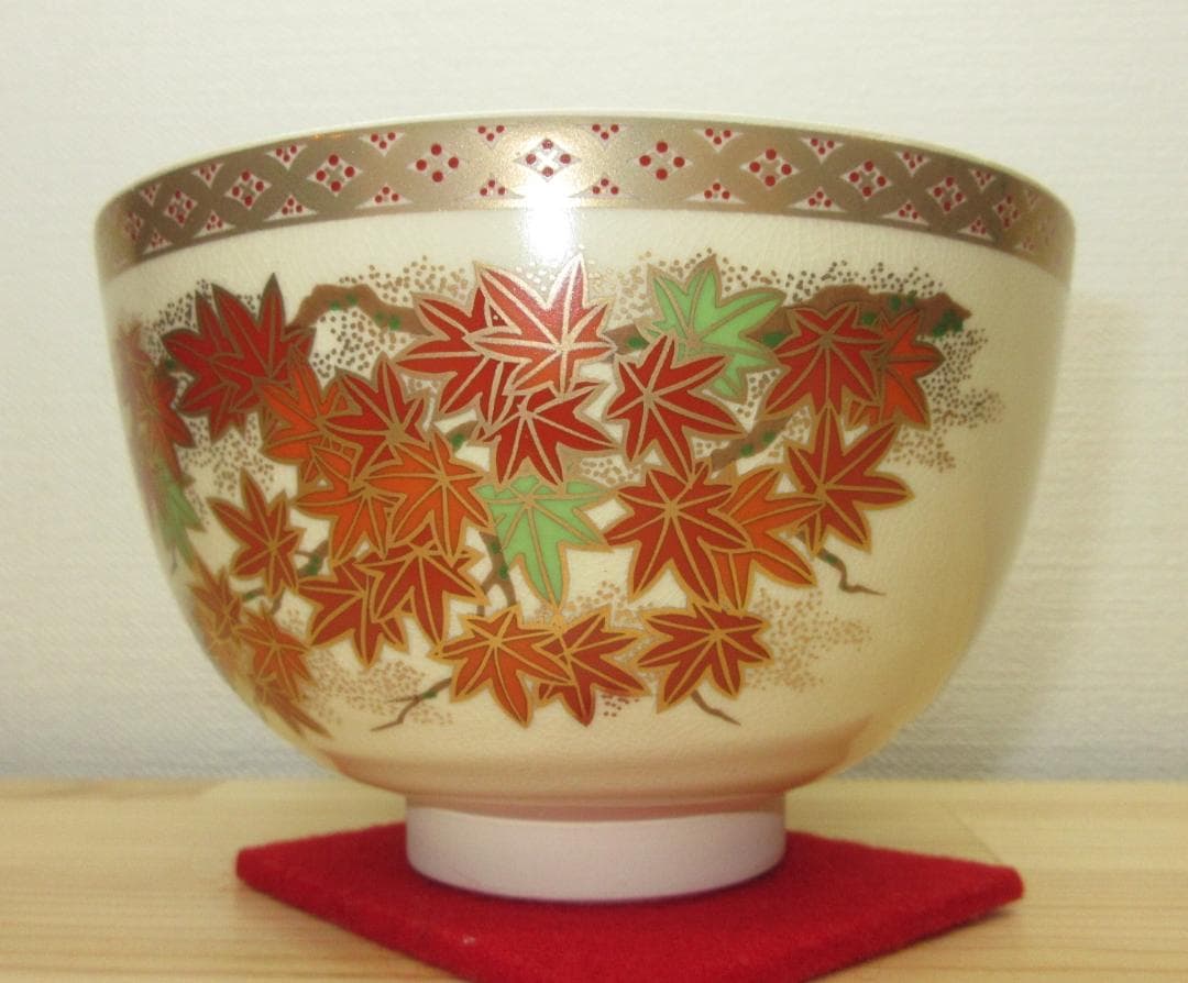 送料込【逢絢亭・新品】茶道具 茶碗 美濃焼 薩摩写 紅葉の図 宮地英香 紙箱入り