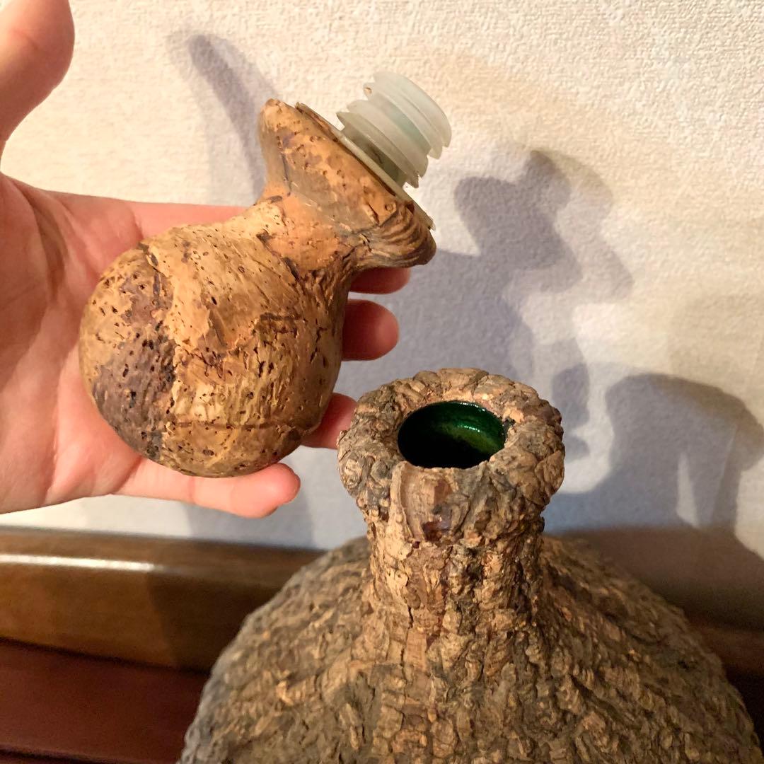 樹皮コルクで覆われたガラス瓶