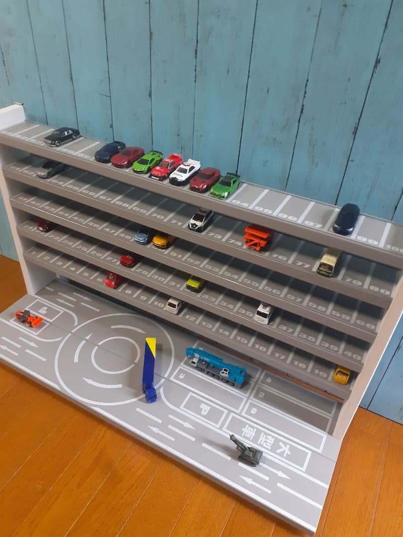 自作トミカ収納棚110台ロングトミカロータリー交差点付