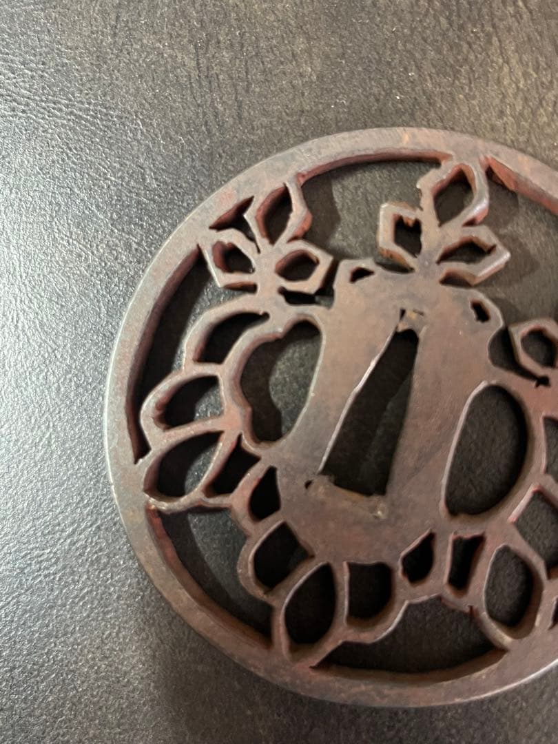 鍔　鉄地　透かし　五三桐　在銘