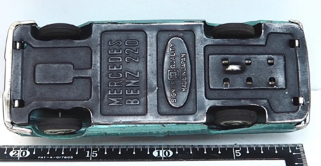 萬代屋【サンルーフ付メルセデス ベンツ220緑エンブレム欠】ブリキtin【箱無】