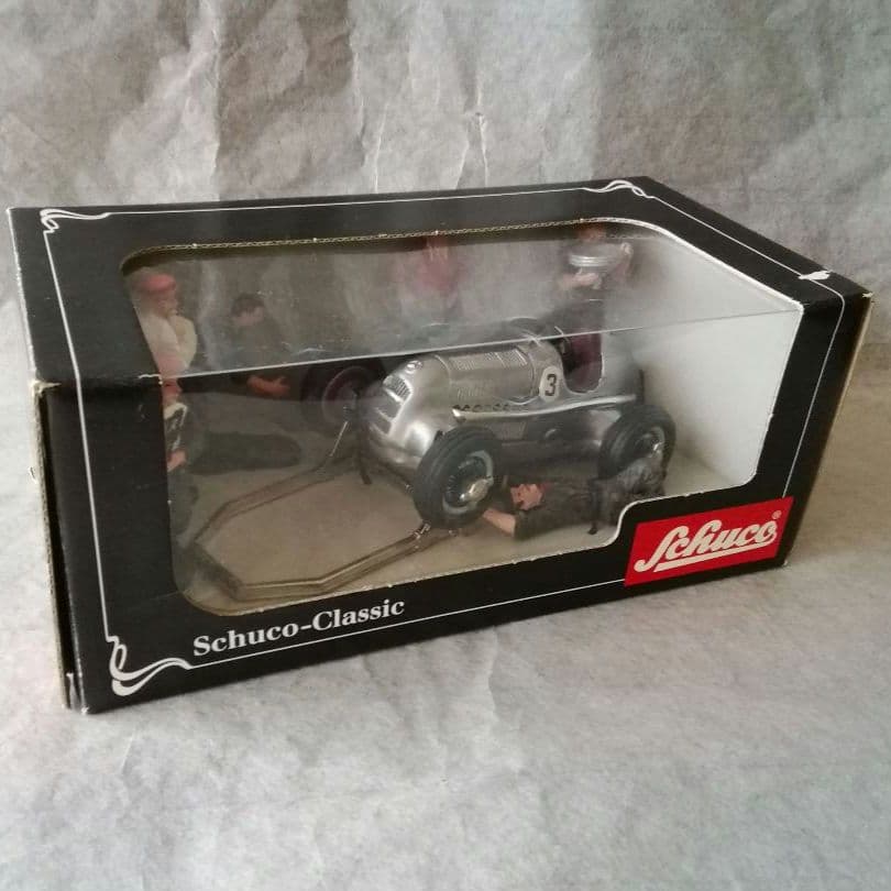 シュコー　メルセデスベンツグランプリ　ピットチームフィギュア付き　Schuco
