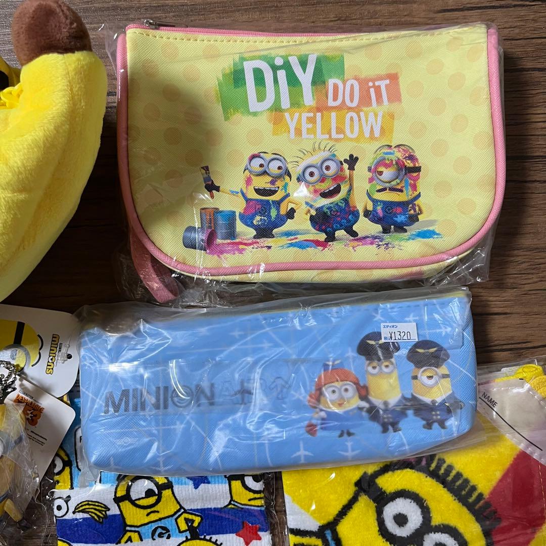 ミニオンズ　グッズセット　お弁当箱、ぬいぐるみマスコット、タオル、文具　ミニオン