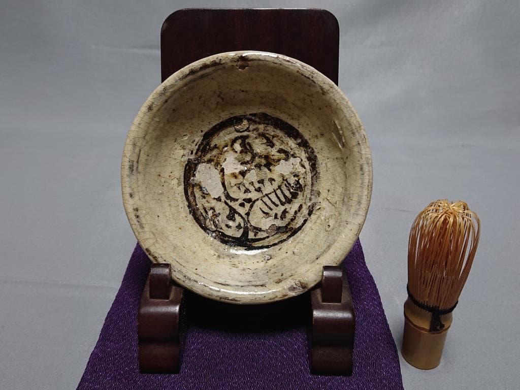 コレクター収集　貴重　タイ　スコータイ 初期 白濁鉄絵花・魚図皿