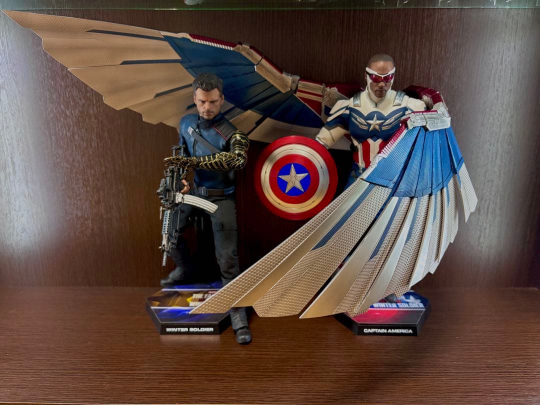 ホットトイズ　ファルコン &ウィンターソルジャー　2体セット