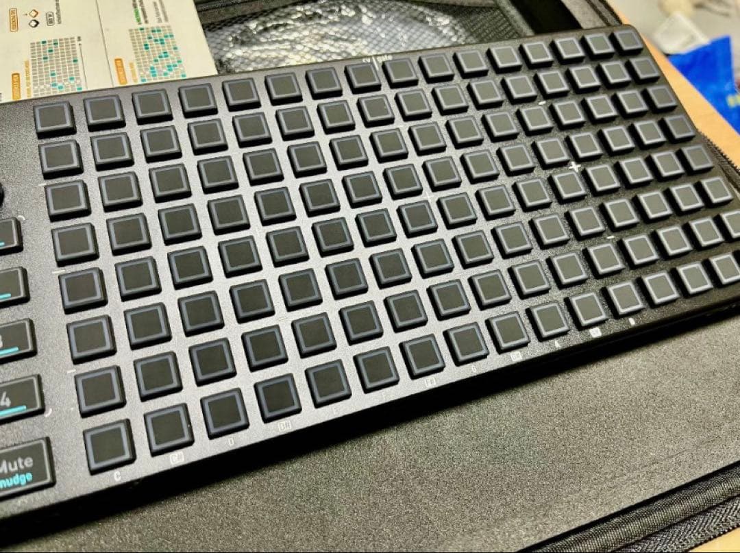 OXI ONE ハードウェアシーケンサー MIDIコントローラー