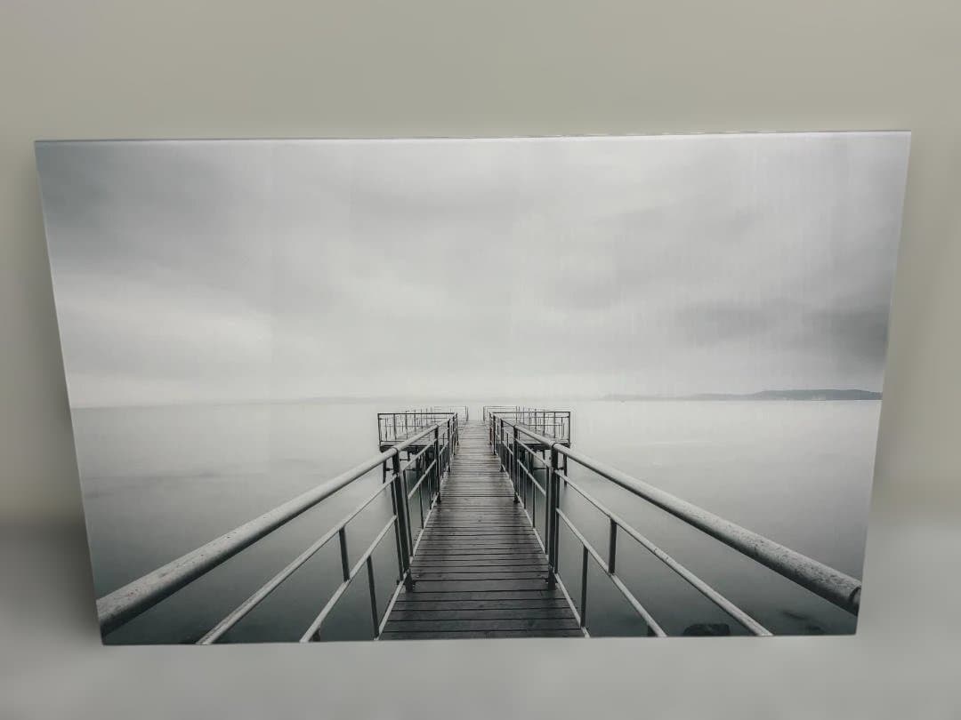 静謐な海と桟橋のモノクロアート「BLUE PIER」｜MAJOR AKOS 限定