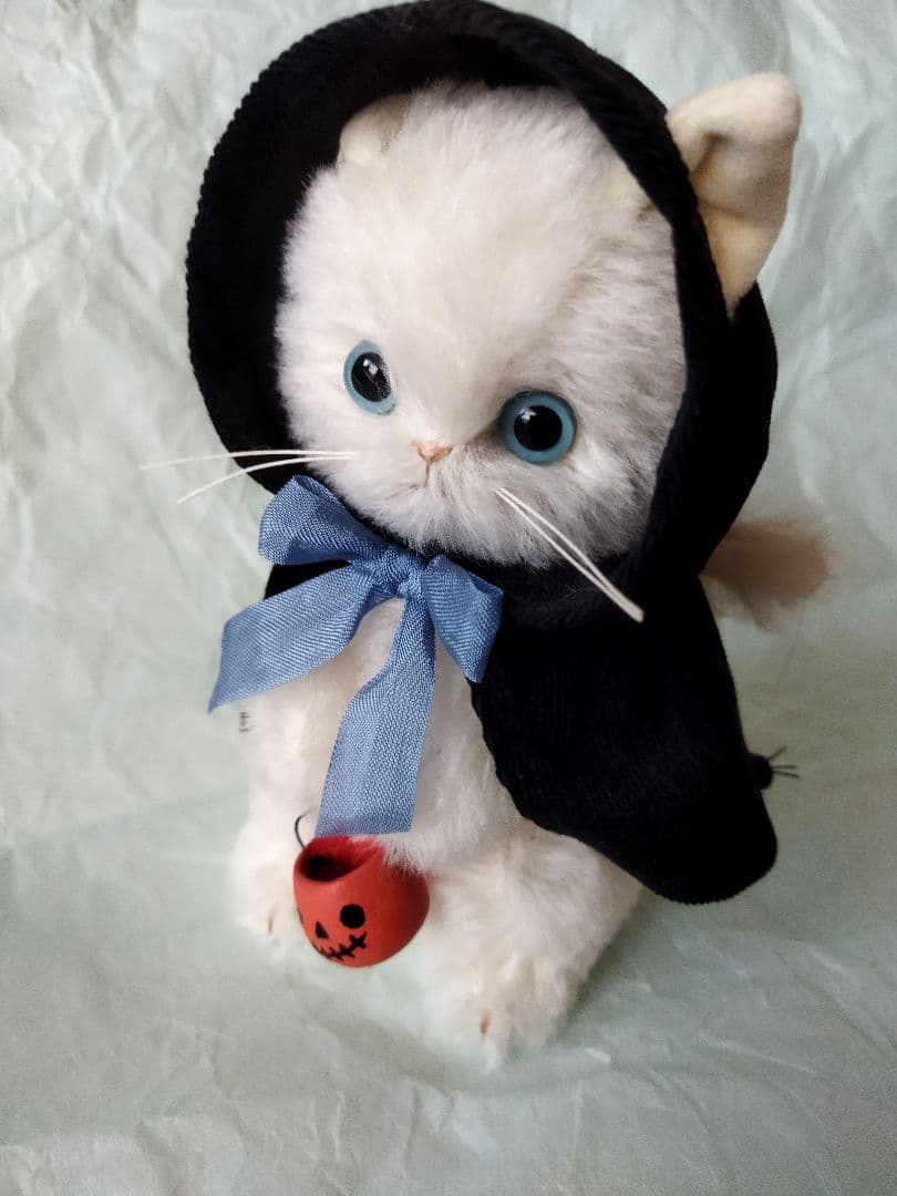 ⭐︎もも⭐︎ハロウィン黒マントの白ねこさん　Paricoさま　アーティストベア