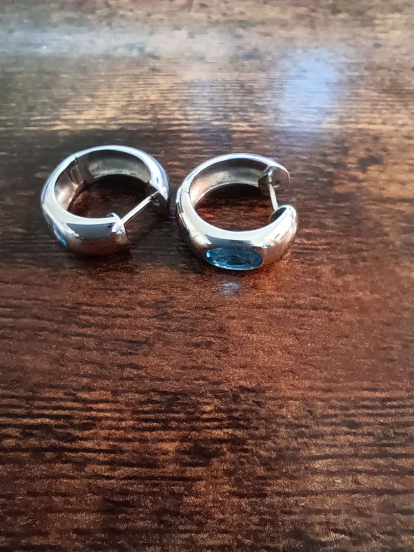 K14WGフープピアス 青いストーン付き