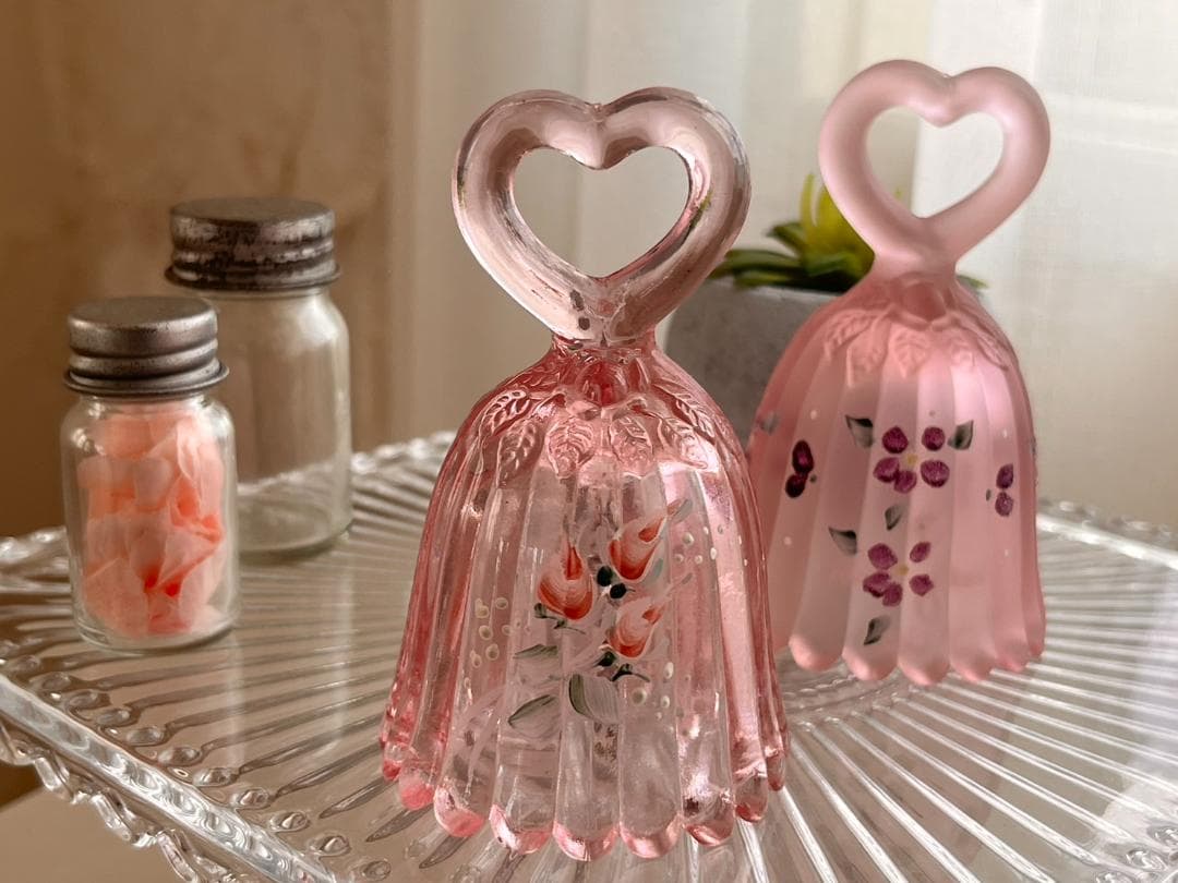 【フェントン】 透明のピンクガラスに手書きの小さな花柄が可愛い、ハートベル