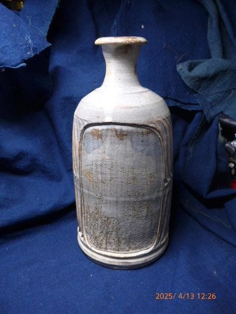 貴重です。格調高い王維の有名な漢詩と山水画が描かれている美しい酒入れ