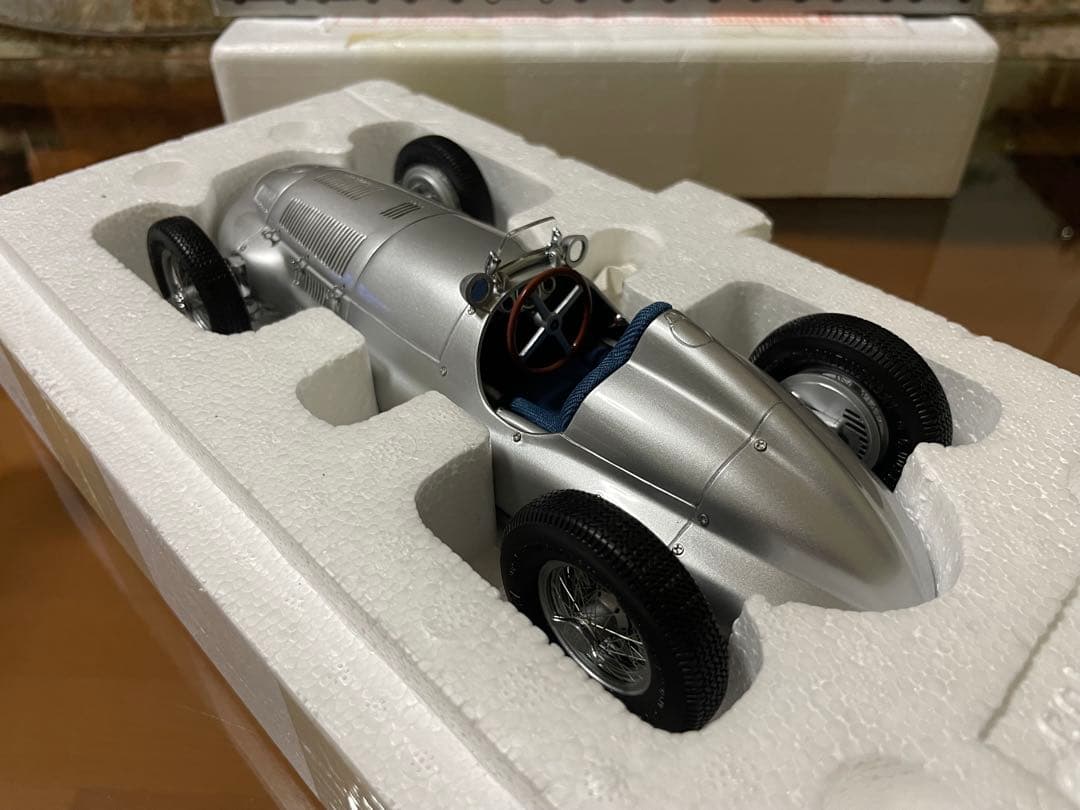 価格変更1/18 CMC メルセデス・ベンツW165 1939年 未展示品
