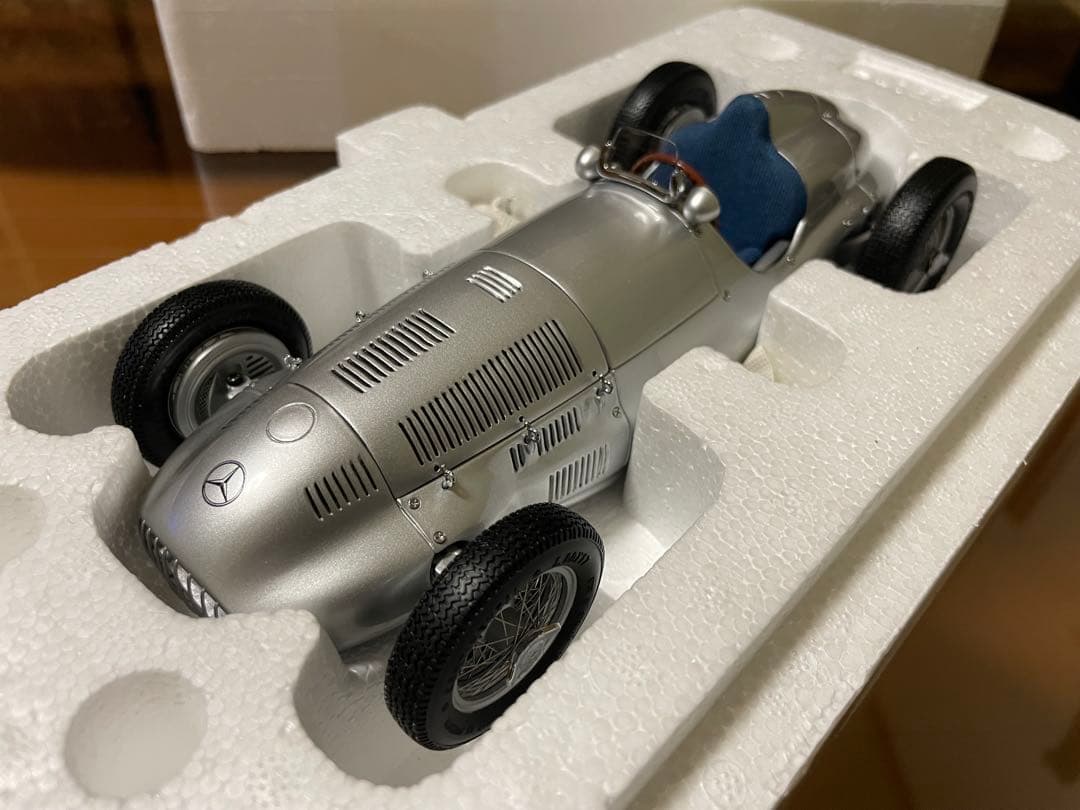 価格変更1/18 CMC メルセデス・ベンツW165 1939年 未展示品