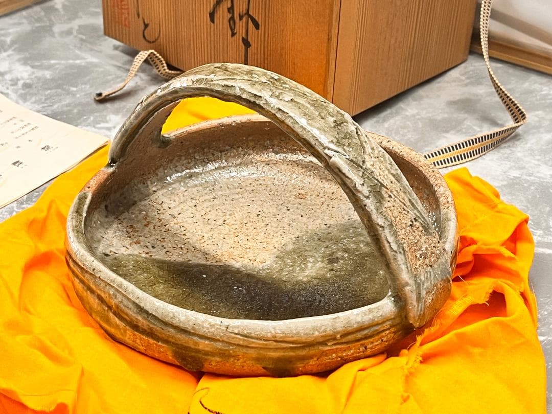 伊賀　平付鉢　新歓嗣　共箱　共布