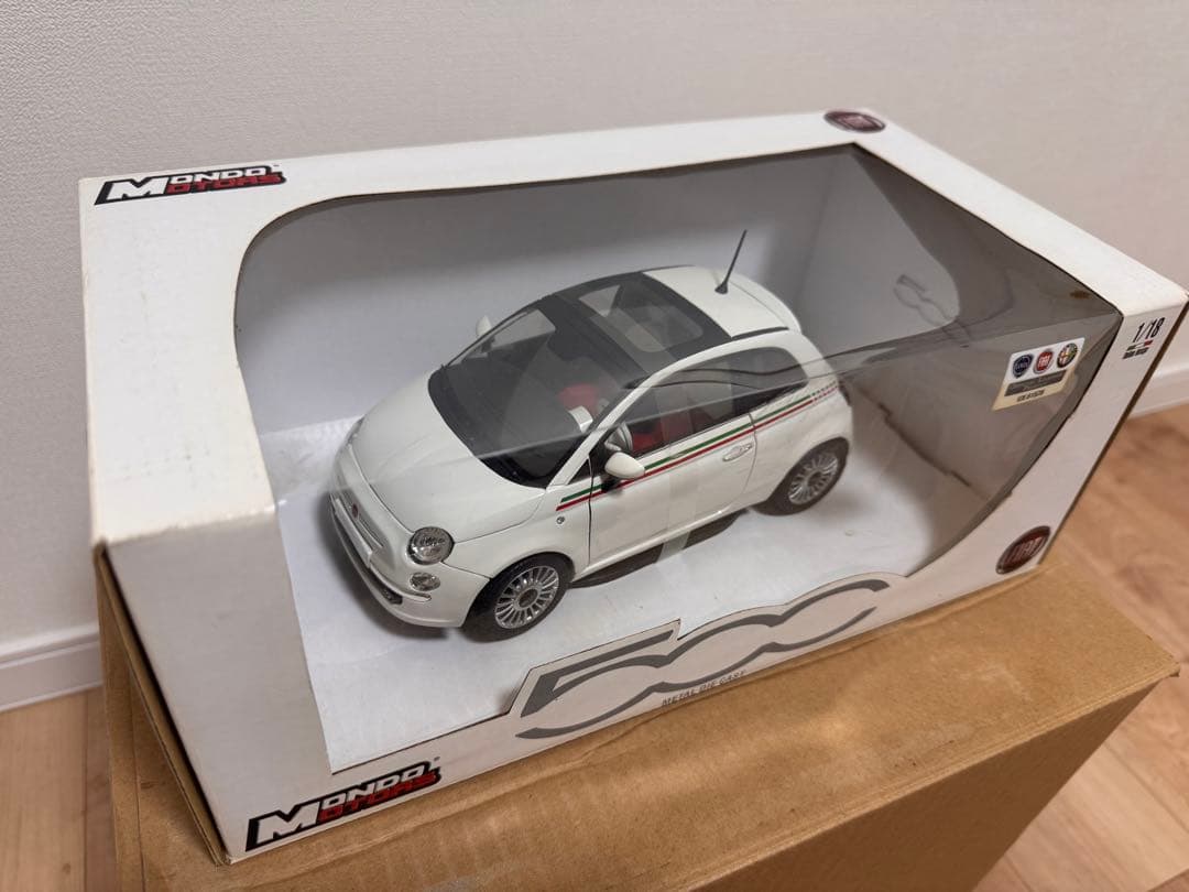 1/18 MONDO MOTORS製モデルカー　フィアット500