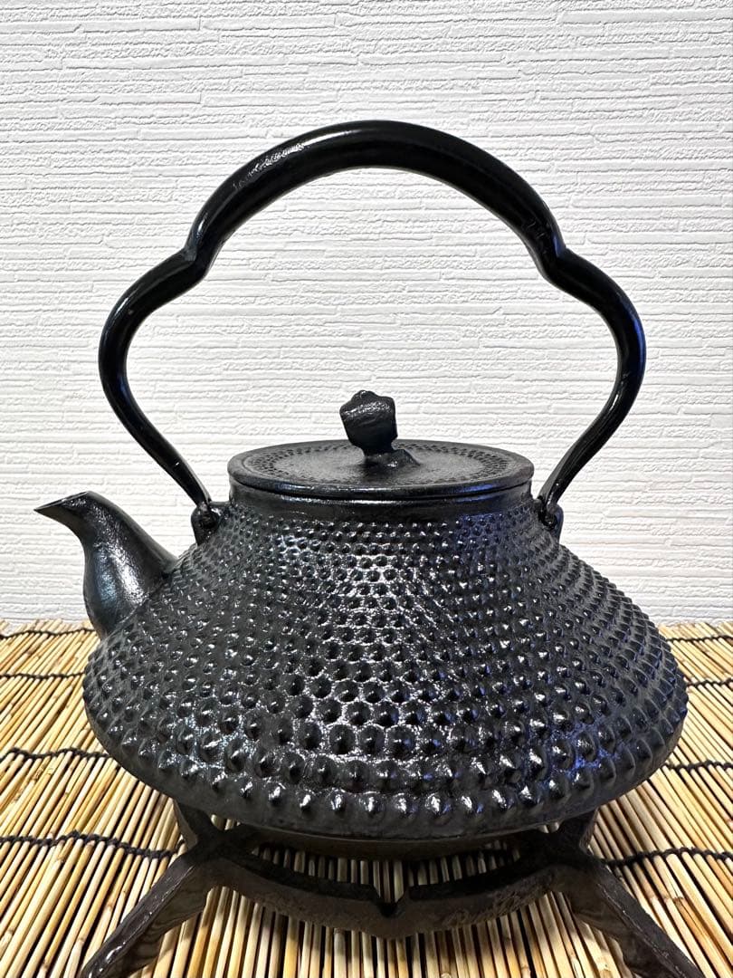 未使用品　南部伝統工芸士 及川寛治作　１５型　大アラレ　南部鉄瓶　南部鉄器　鉄瓶