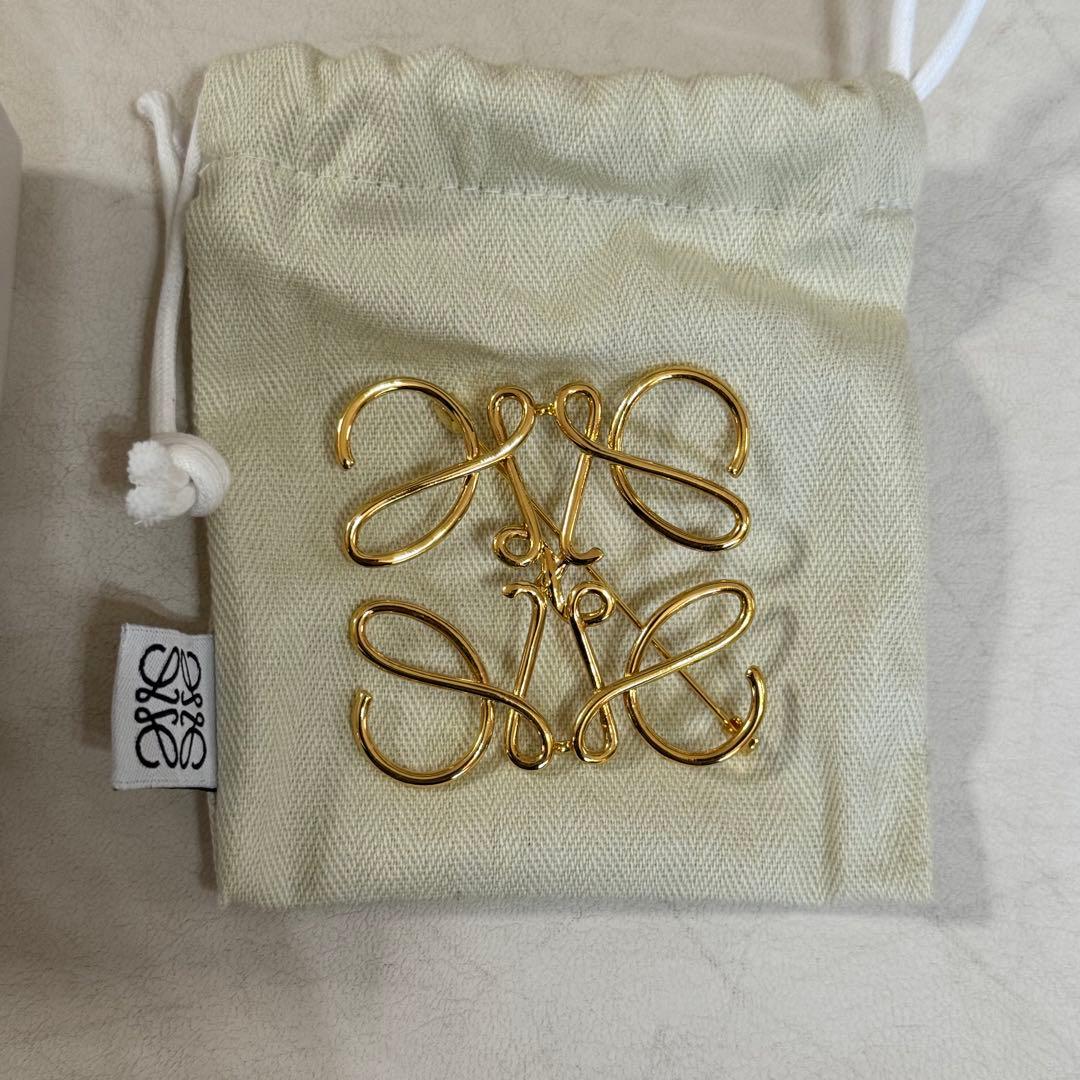 LOEWE ゴールド ブローチ ポーチ付き