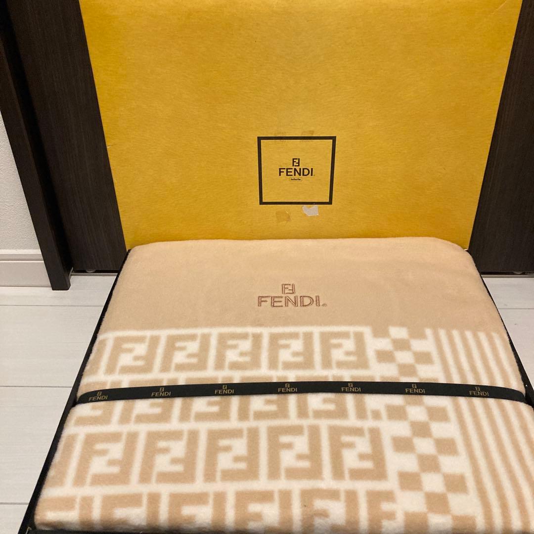 未使用　FENDI 綿毛布　ズッカ柄　ベージュ