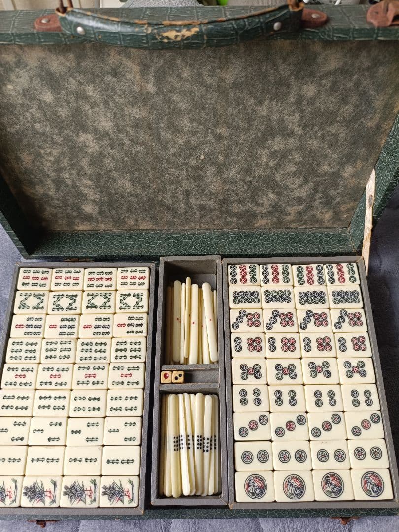 【極上品・完品】麻雀牌 骨牌 背竹 厚牌 職人手彫り 燕尾 昭和レトロ 骨董品