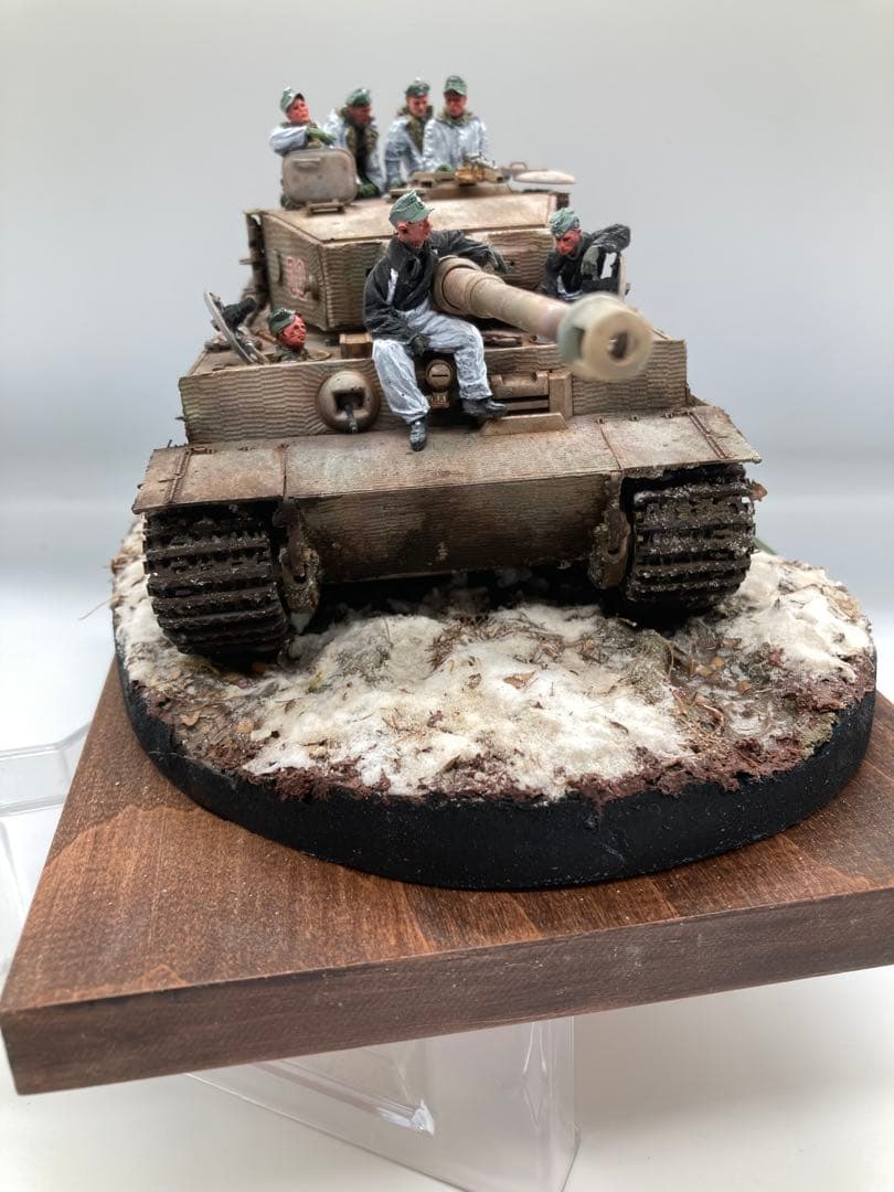 戦車模型完成品 1/35 ティーガー1後期型ヴィネット作品 全塗装済み完成品