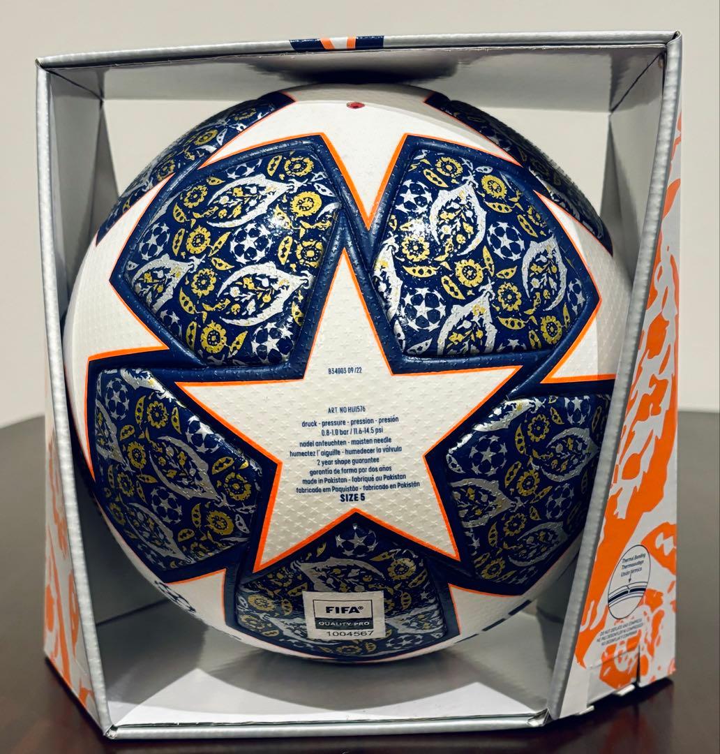 アディダス　サッカーボール　公式球　5号球