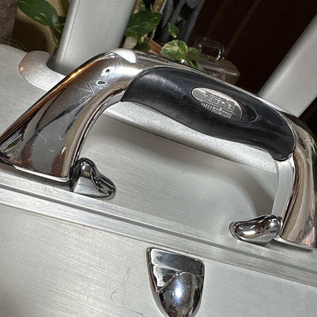 専用品　稀少品【レアな女性用】機内持込可ゼロハリバートン　アルミ製キャリーケース