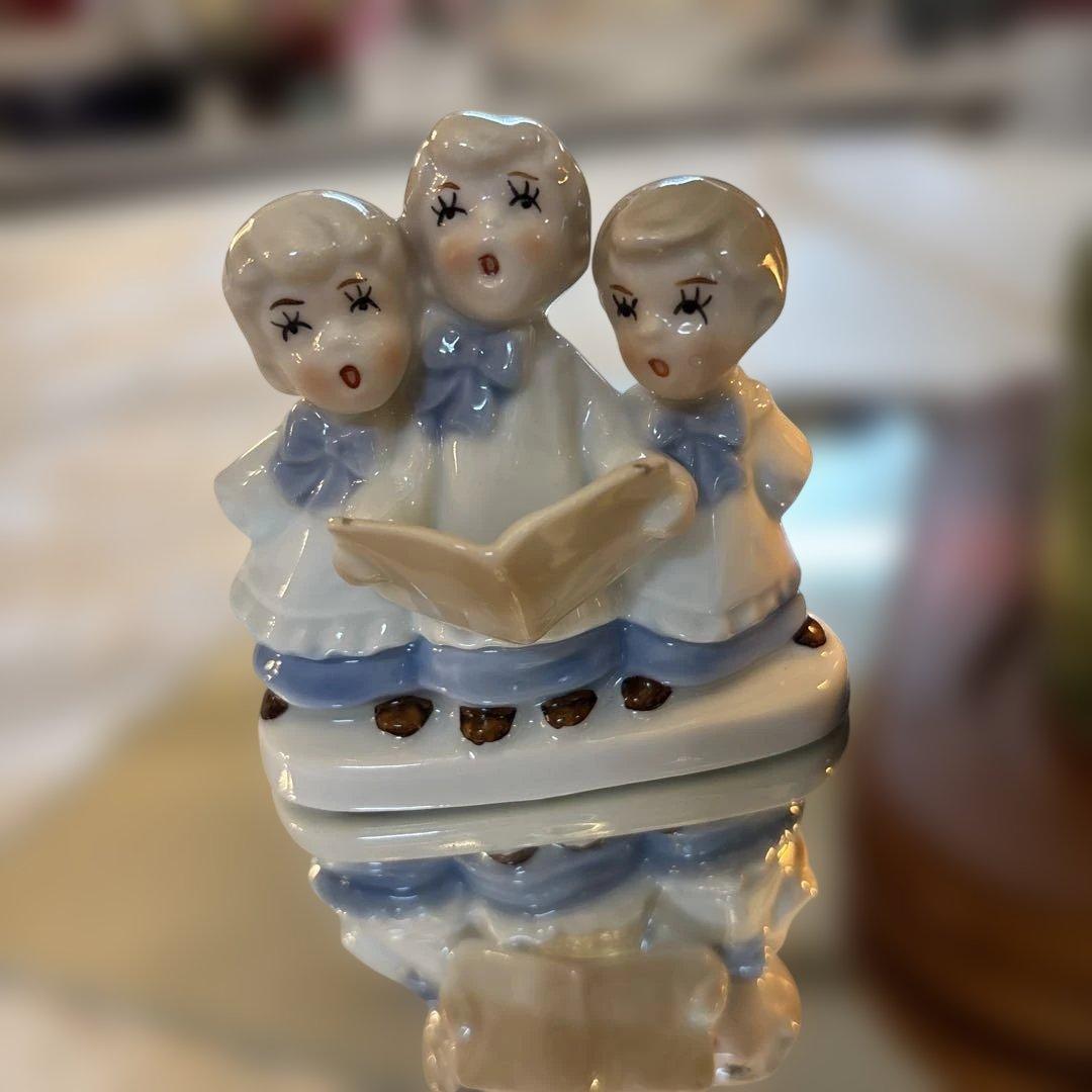 教会と聖歌隊のオブジェ