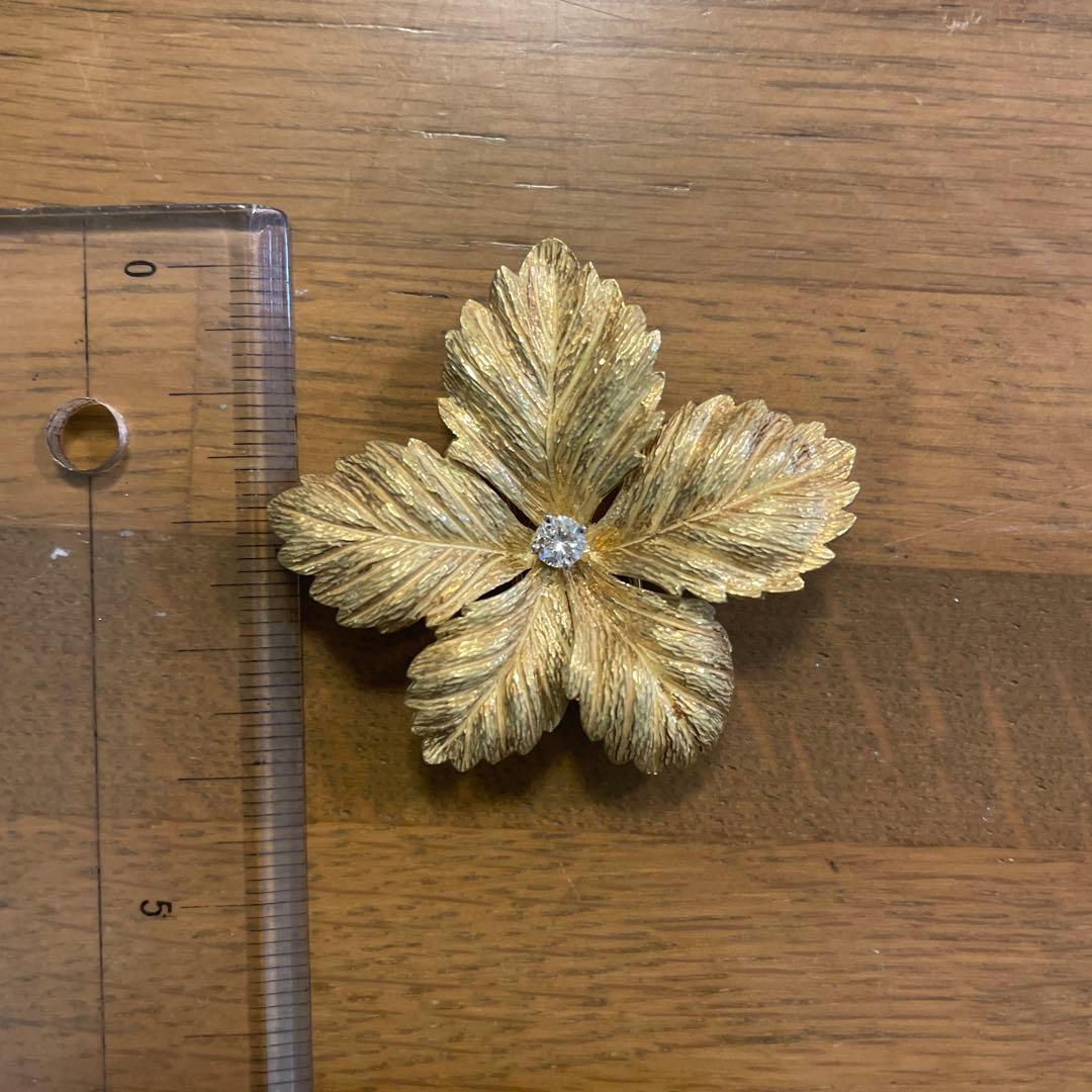 カルティエ　ダイヤ付き金色の葉型ブローチ