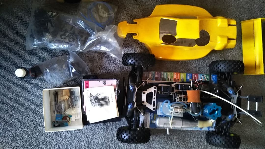 ラジコン、エンジンバギー