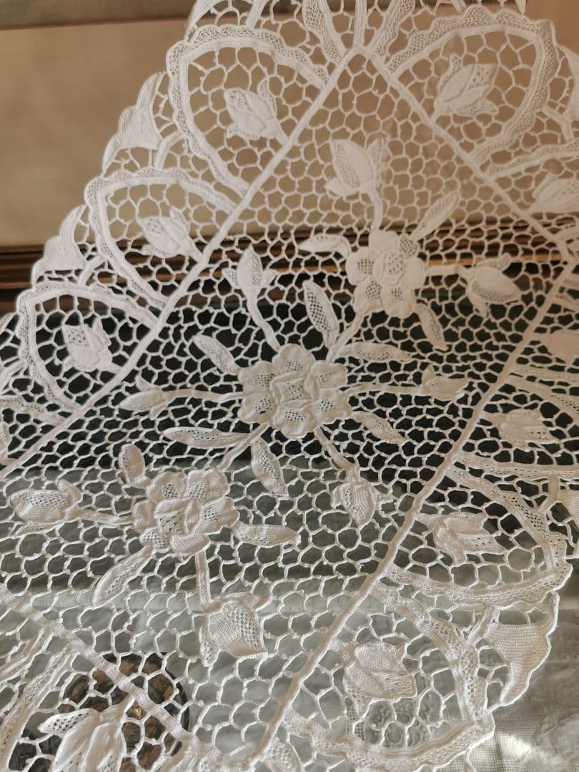 アンティーク イタリア ポワンドヴェニスローズ 薔薇と蕾 リネンレースランナー