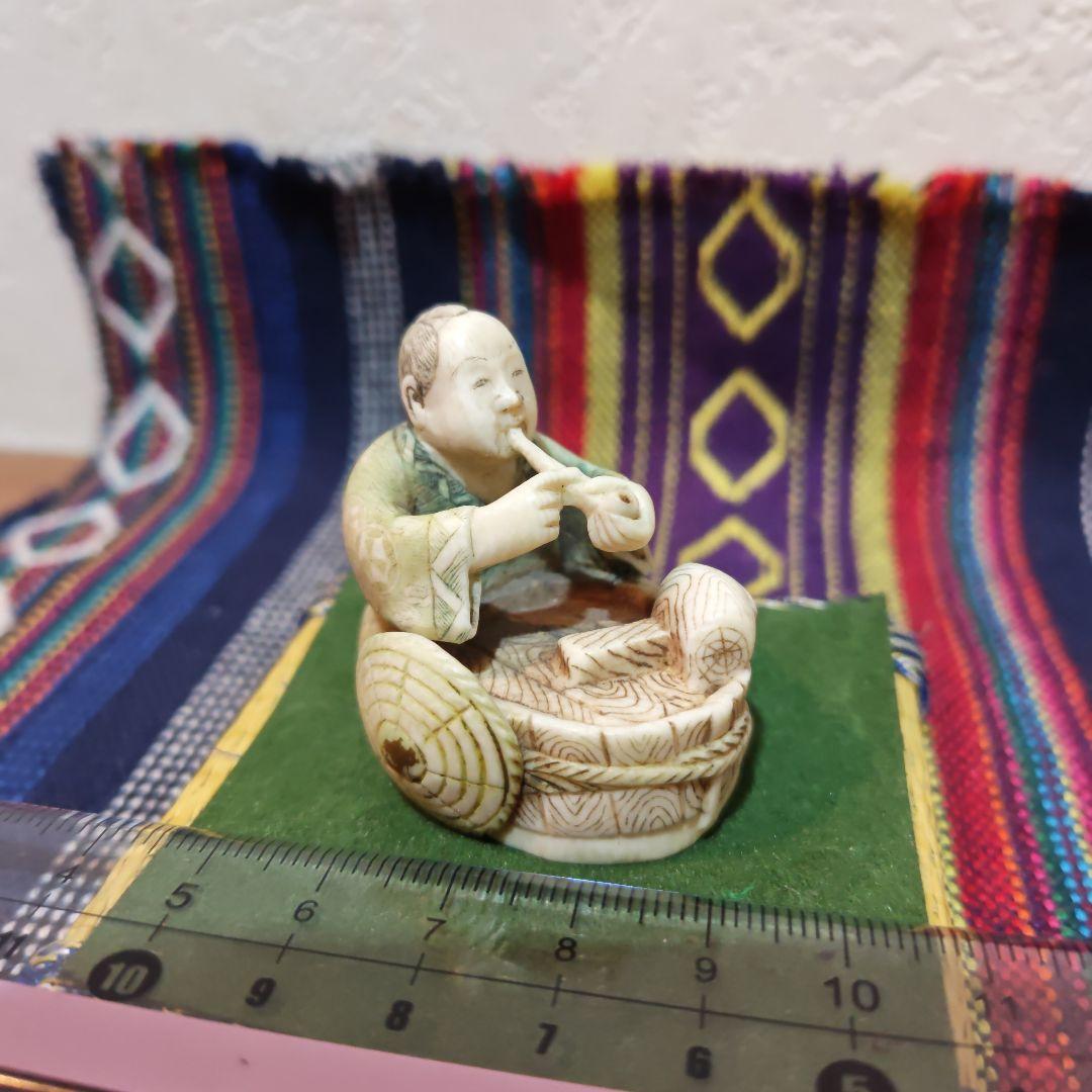 時代提物 彩色人物根付 天然素材 在銘【煙管で一服】高さ約3.9cm 重約33ｇ