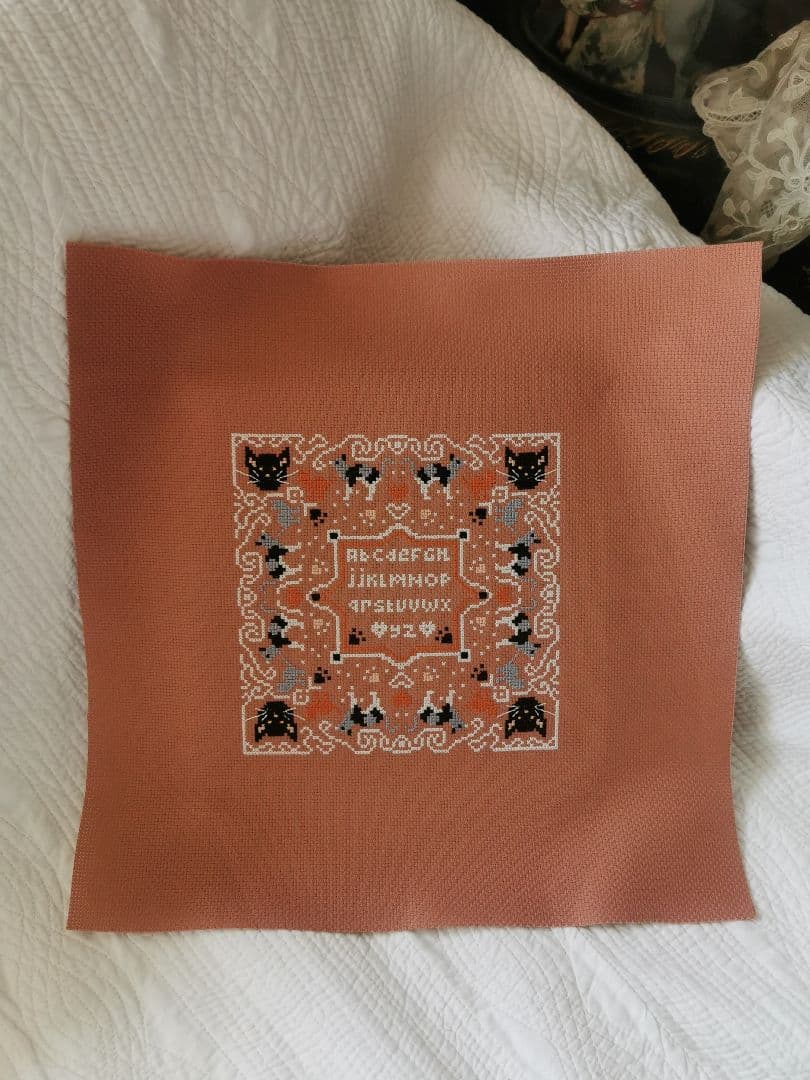 アンティークフランス 22匹の猫＆肉球色糸刺繍フレーム アルファベットサンプラー