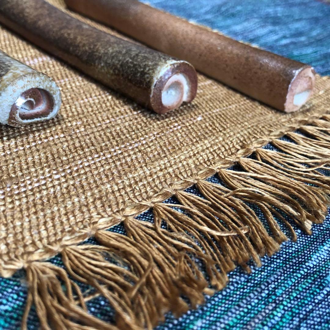 家庭画報掲載陶芸家作　信楽焼焼き締めカトラリーレスト3本セット　ウコン染絹敷物