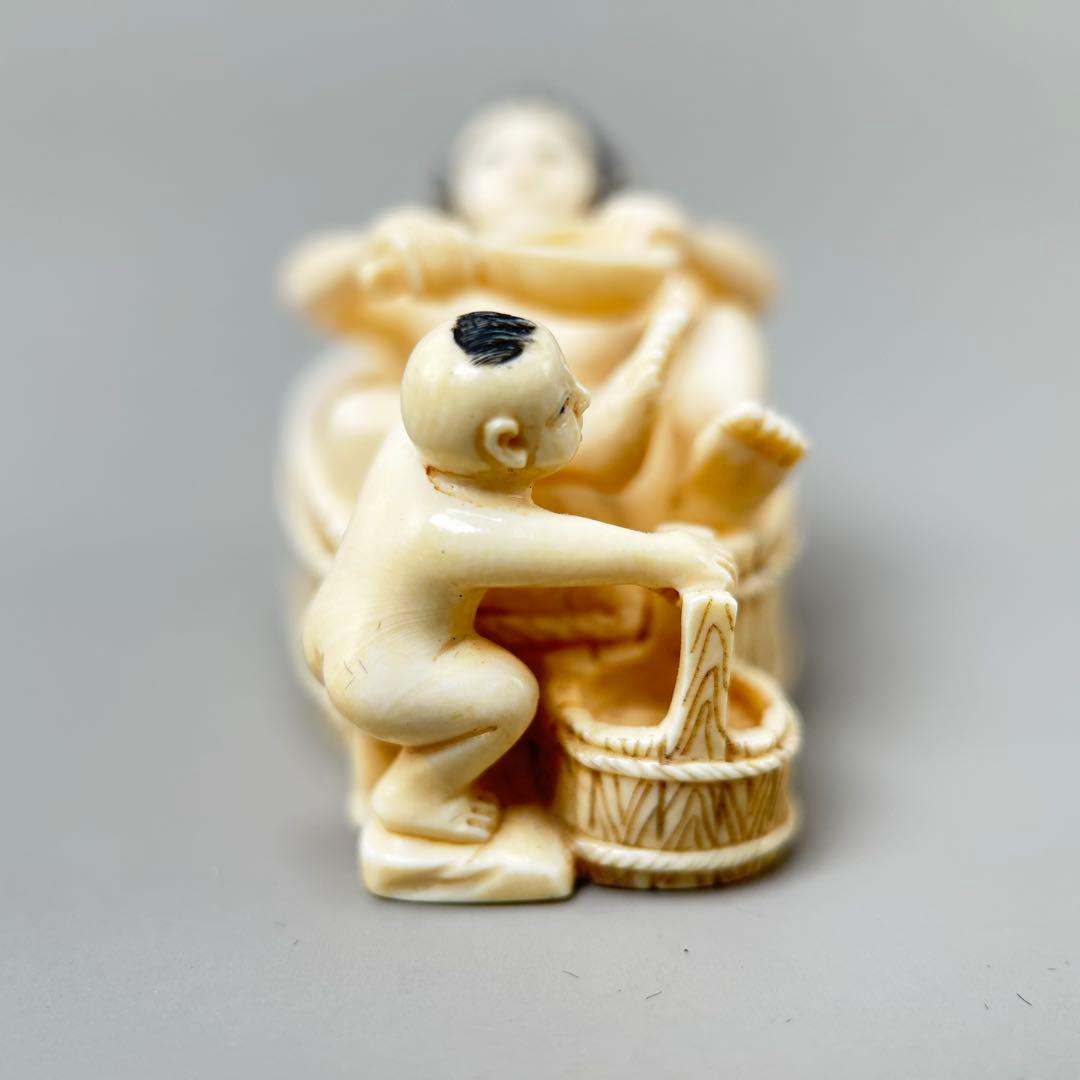 母子入浴シーン 彫刻極上根付天然素材アンティーク骨董飾り物古美術置物細密細工