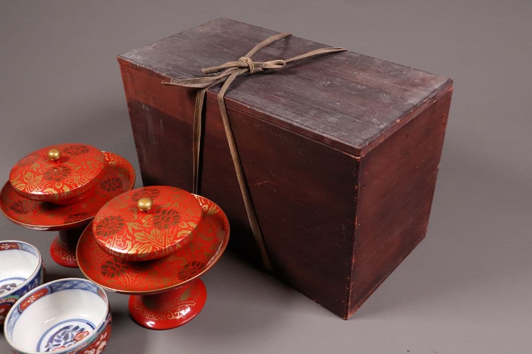 時代花唐草蒔絵 朱塗茶台 茶碗一対 天然木 金蒔絵 古伊万里【MA365】