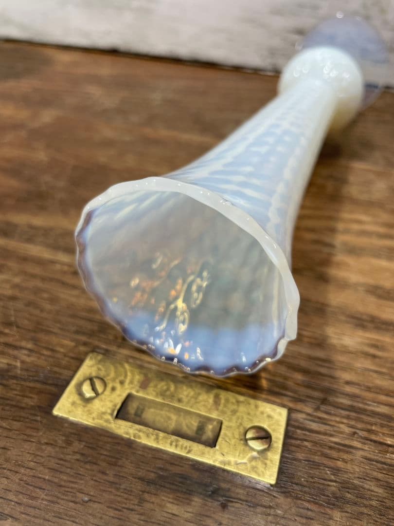 フランスアンティーク オパールセントガラスの花瓶 フリル 一輪挿し