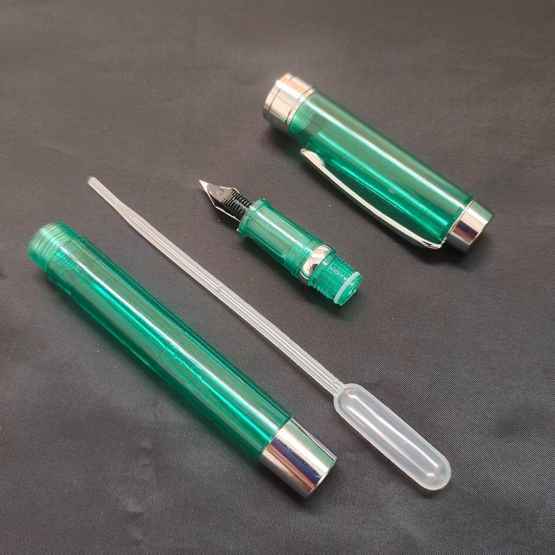 @透明な緑色の万年筆 16