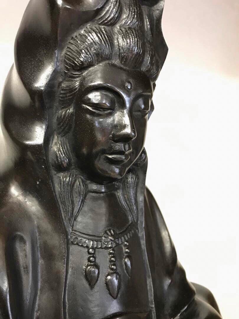 銅器:岩上白衣観世音菩薩座像