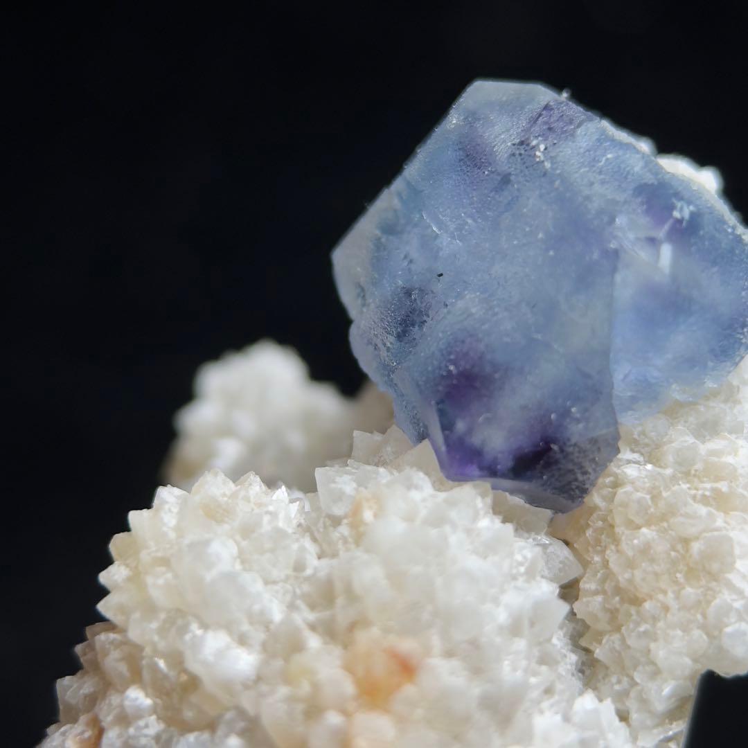 「小さな舞い」フローライト モランディカラー 鉱物標本 原石 置物 蛍石