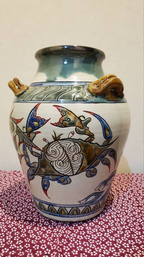 ①宮城三成 ミミ付き 大壺 魚紋 蟹紋 蛸紋 波 縁起物 やちむん